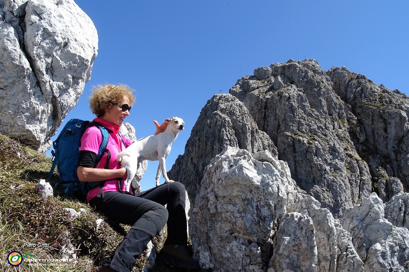 76 Piccola croce posta da alpinisti CAI-Val Serina sui torrioni in cresta d'Alben.JPG